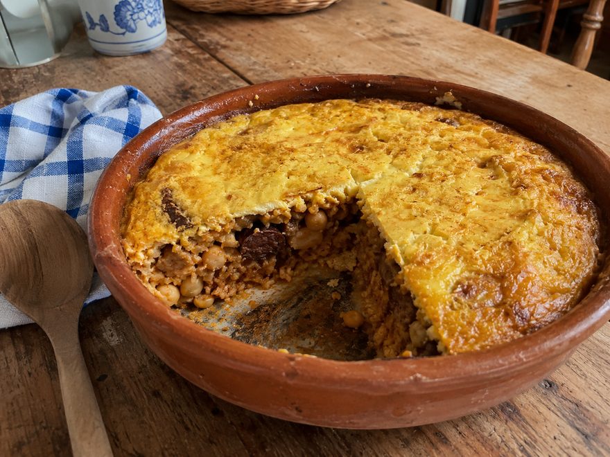 Arroz con costra de Orihuela en cazuela de barro, con la costra de huevo dorada y cortada