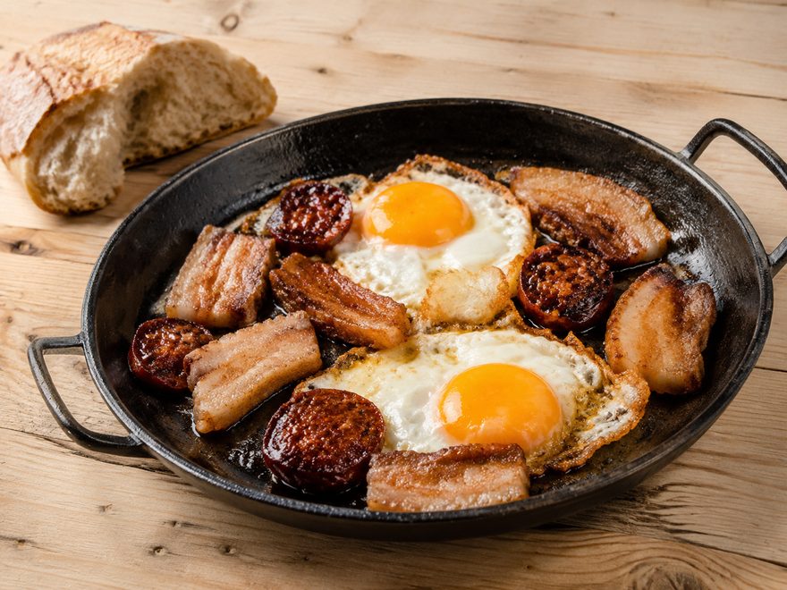 Duelos y quebrantos: huevos, chorizo y torreznos en sartén de hierro